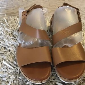 EASY-SPIRIT TAN SANDAL WITH WHITE AND CORK HEEL. Size 9.5m